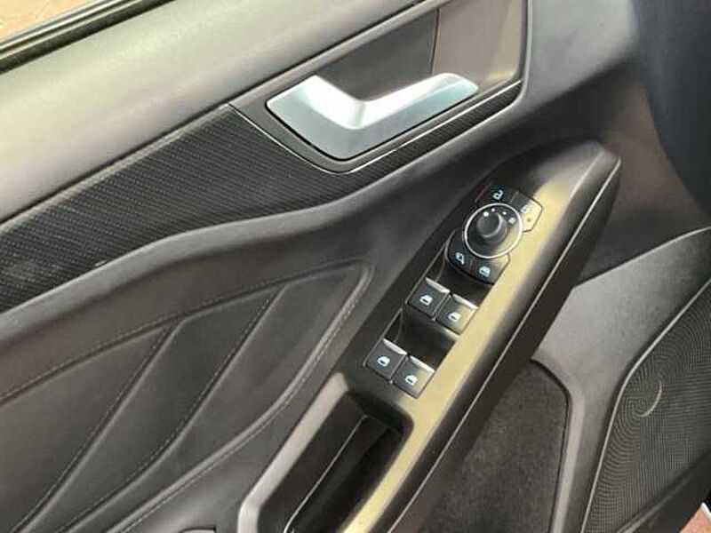 Ford Focus ST-Line+LED+Kamera+Head-UP+Navi+Keyless GO